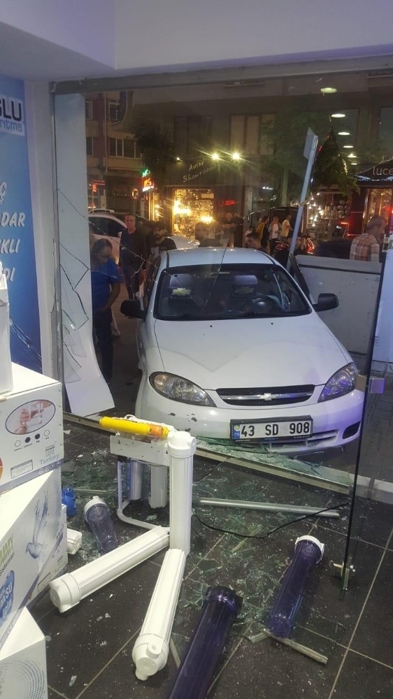 Arabayla Dükkana Daldı