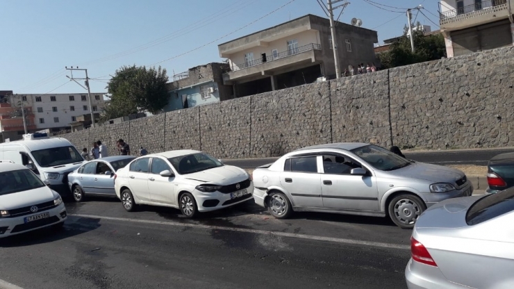 Diyarbakır’da 6 Aracın Kazaya Karışmasına Neden Olan Sürücü Olay Yerinden Kaçtı
