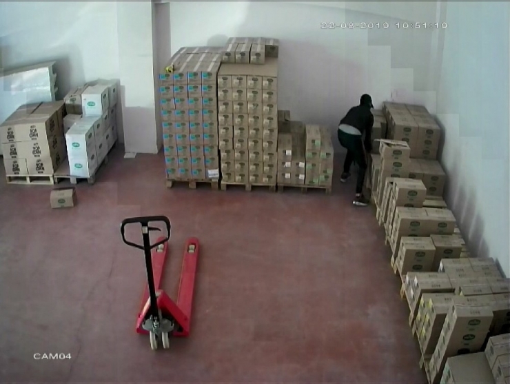 Esenyurt’ta Maskeli Hırsızlar Kuruyemiş Deposunu Soydu