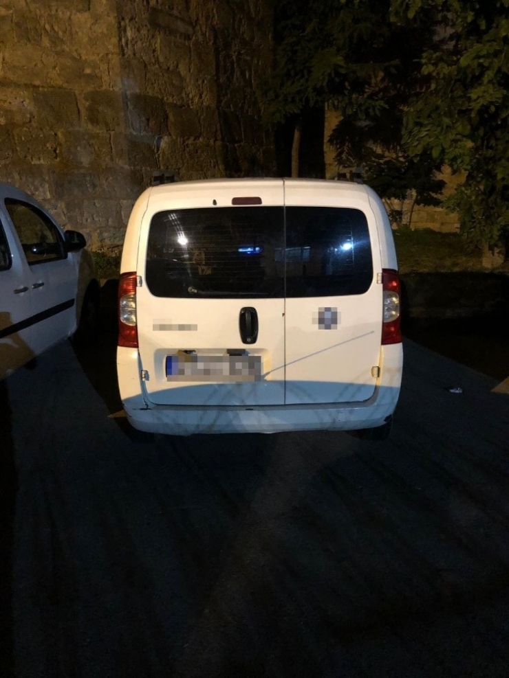 Fatih’te Bir Kişiyi Silahla Yaralayıp Aracını Gasp Eden Şahıslar Yakalandı