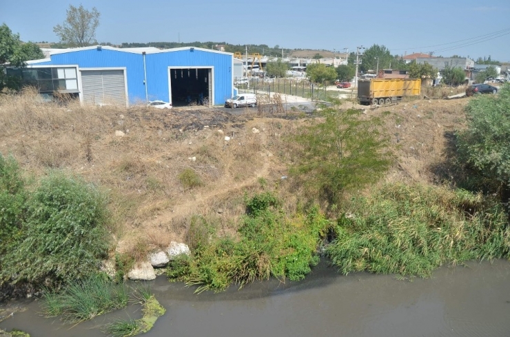 Lüleburgaz’da Derenin Rengi Değişti