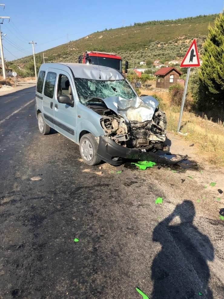 İzmir’de Motosiklet İle Kamyonet Çarpıştı: 1 Ölü, 1 Yaralı