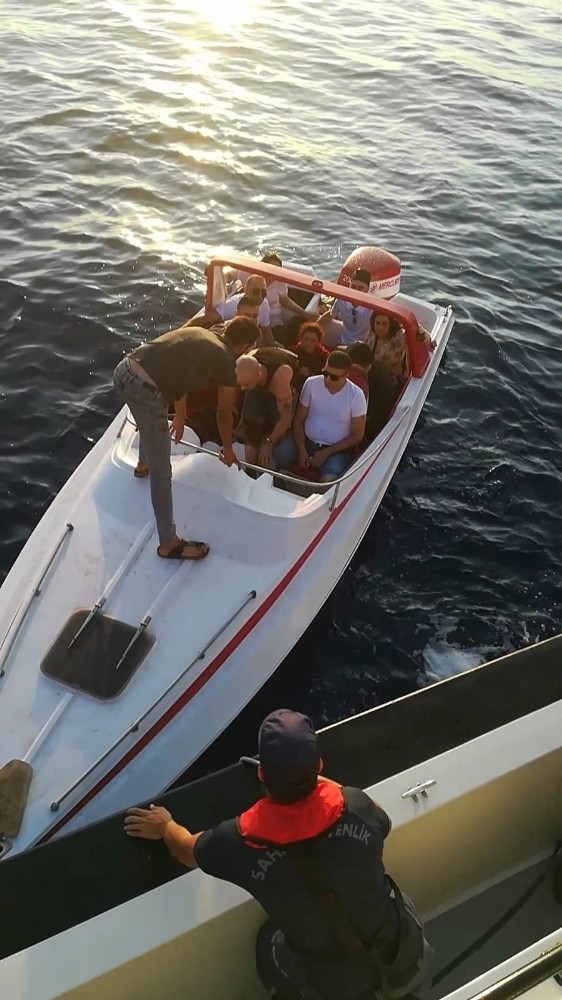 Turist Kılığına Girerek Kaçmaya Çalışan Göçmenler Yakayı Ele Verdi