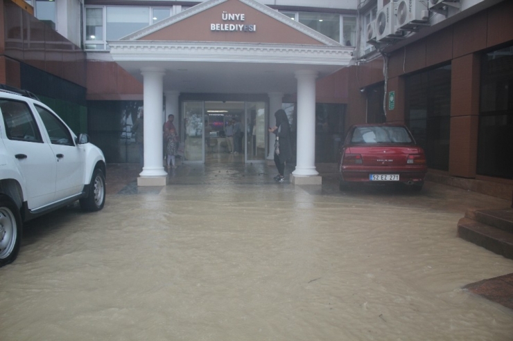 Ünye’yi Sel Vurdu