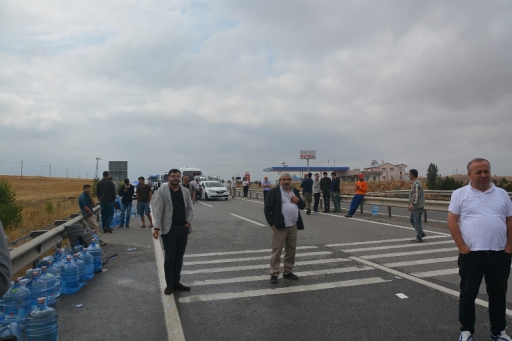 Tırdan Yola Dökülen Su Dolu Damacanaları Kendi Araçlarına Aldılar