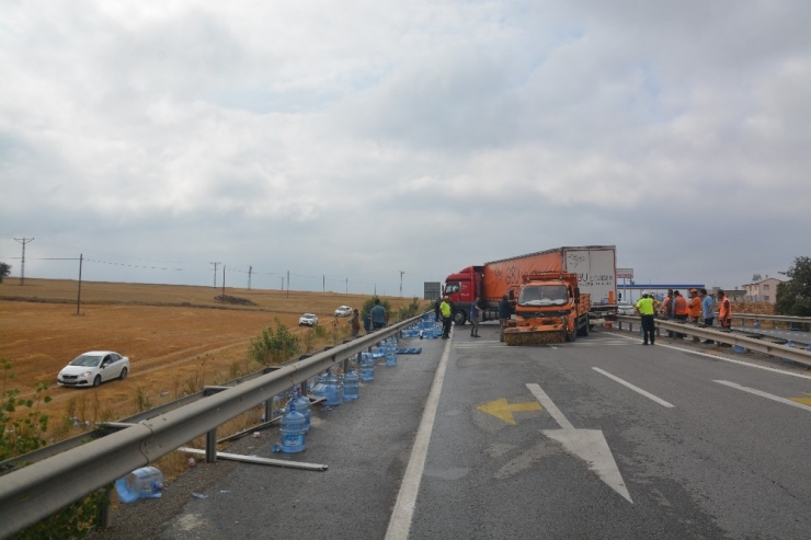 Tırdan Yola Dökülen Su Dolu Damacanaları Kendi Araçlarına Aldılar