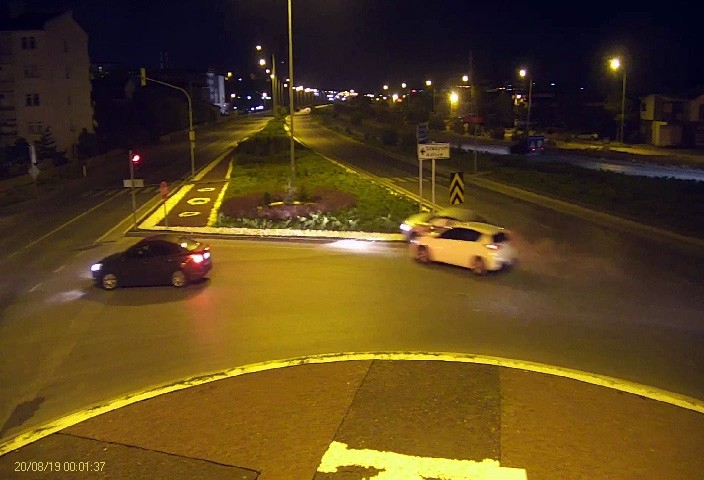 Sivas’ta 11 Kişinin Yaralandığı Kaza Anı Güvenlik Kamerasında