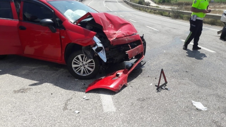 İki Otomobil Kafa Kafaya Çarpıştı: 6 Yaralı