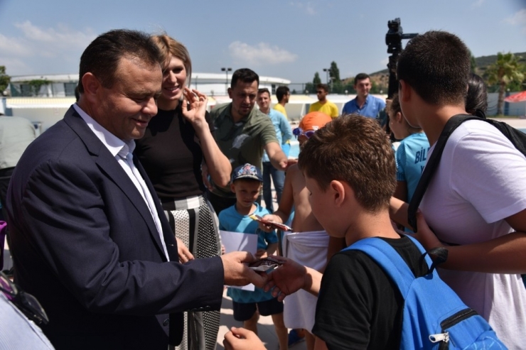 Yaz Spor Okulunu Tamamlayan Yüzücüler Sertifikalarını Aldı