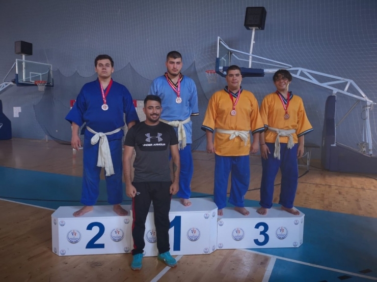 Yunusemreli Güreşçiler Zonguldak’ta Madalyaları Topladı