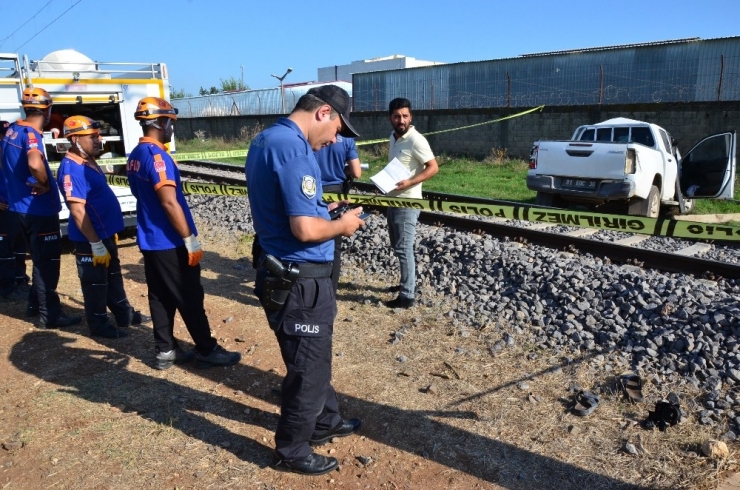 Adana’da Yük Treni Dsi’nin Aracına Çarptı: 1 Ölü, 1 Yaralı