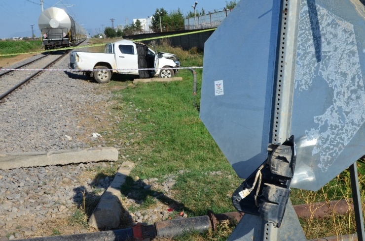 Adana’da Yük Treni Dsi’nin Aracına Çarptı: 1 Ölü, 1 Yaralı