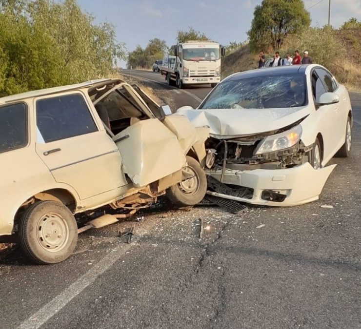 Besni’de 2 Otomobil Çarpıştı