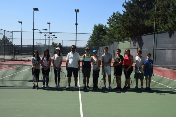 Çocuklar Yaz Boyunca Tenisle Buluşuyor