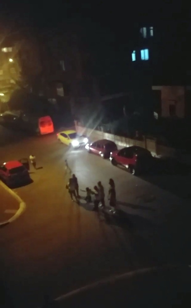 Küçük Çocuğa Babadan Sokak Ortasında Dayak