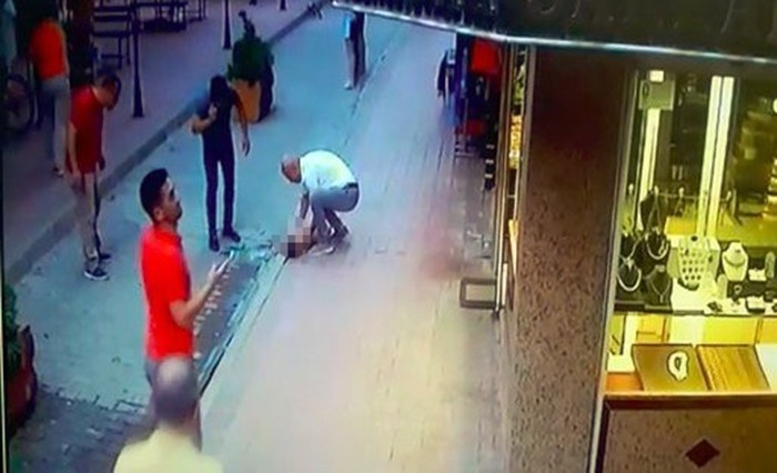 4. Kattan Düşen Suriyeli Bebek Gözyaşları Arasında Toprağa Verildi