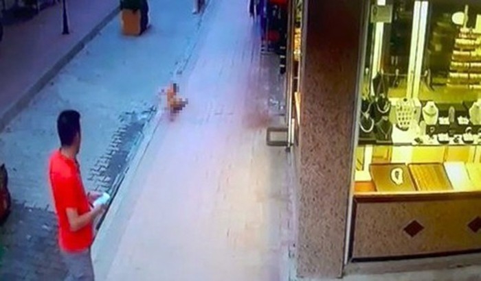 4. Kattan Düşen Suriyeli Bebek Gözyaşları Arasında Toprağa Verildi