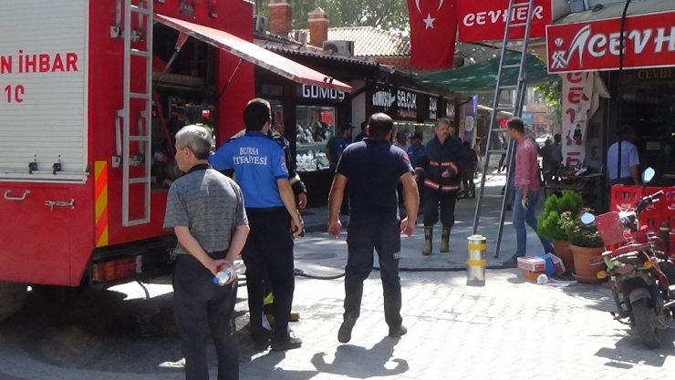 Kapalı Çarşıda Korkutan Yangın