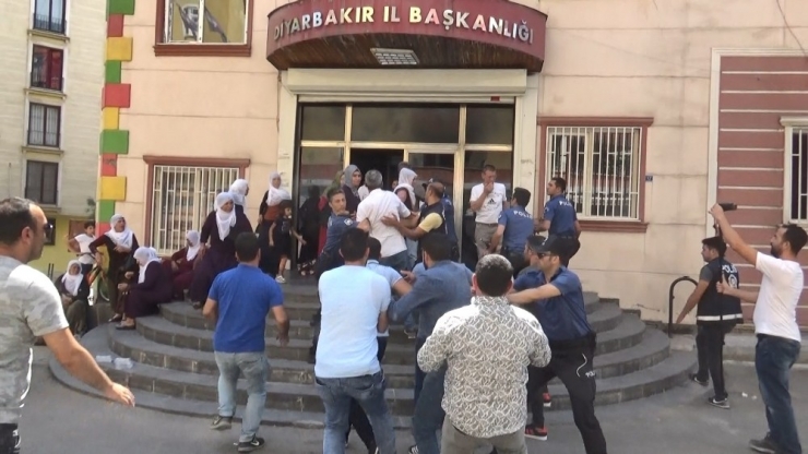 Oğlunun Hdp’liler Tarafından Dağa Kaçırıldığını Öne Süren Anne İle Hdp’liler Arasında Gerginlik