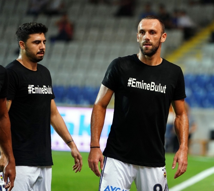 İki Takım Oyuncuları Emine Bulut İçin Siyah Pankartla Çıktılar