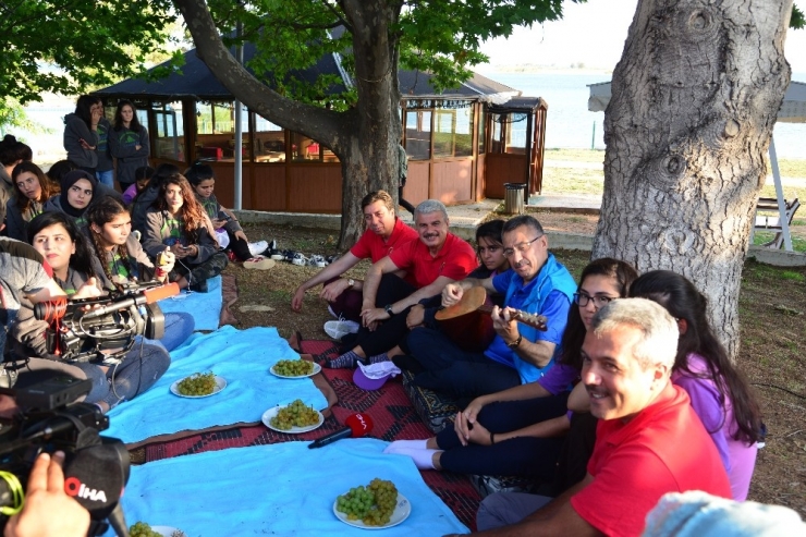 Gençlere Saz Çalan Oktay, Hekimoğlu Adlı Türküyü Söyledi