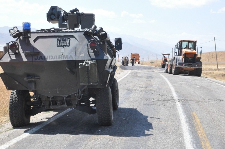 Yüksekova’da Sivil Aracın Geçişi Sırasında Patlama: 2 Yaralı