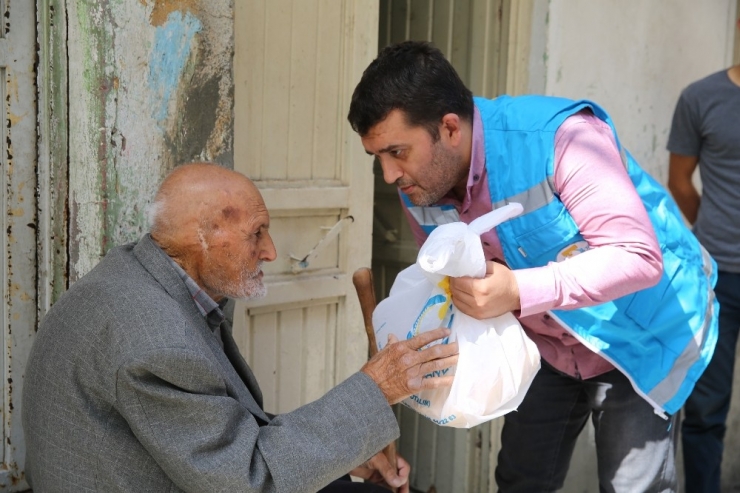 Haliliye’de İhtiyaç Sahibi Ailelere Gıda Yardımı