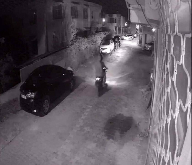 Samandağ’da Muhtarın Aracı Kurşunlandı