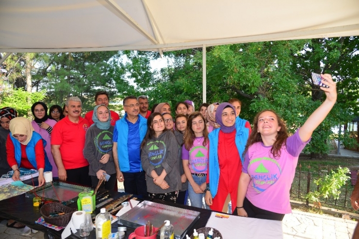 Gençlere Saz Çalan Oktay, Hekimoğlu Adlı Türküyü Söyledi