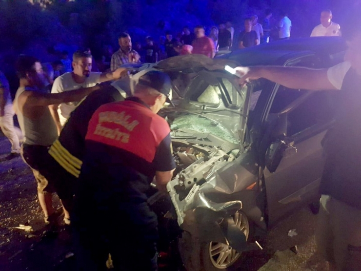 Seydikemer’de İki Otomobil Kafa Kafaya Çarpıştı: 9 Yaralı