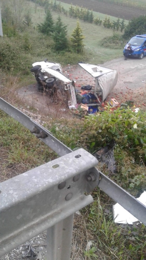 Sebze Yüklü Kamyonet Kontrolden Çıkarak Devrildi: 2 Yaralı