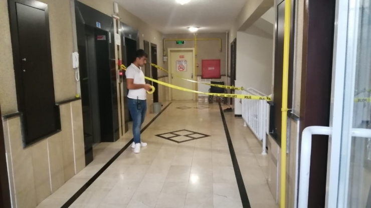 Eşini Ve Kızını Öldürdü