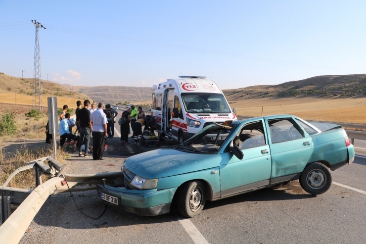 Otomobil Bariyerlere Ok Gibi Saplandı: 6 Yaralı