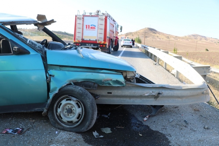 Otomobil Bariyerlere Ok Gibi Saplandı: 6 Yaralı