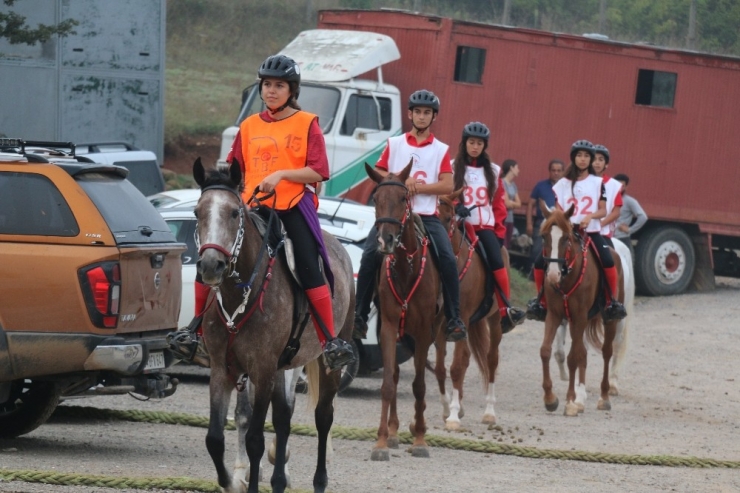 Genç Biniciler Milli Takım Aday Kadro Seçmelerini Usulsüzlük Yapıldığı İddiasıyla Protesto Etti