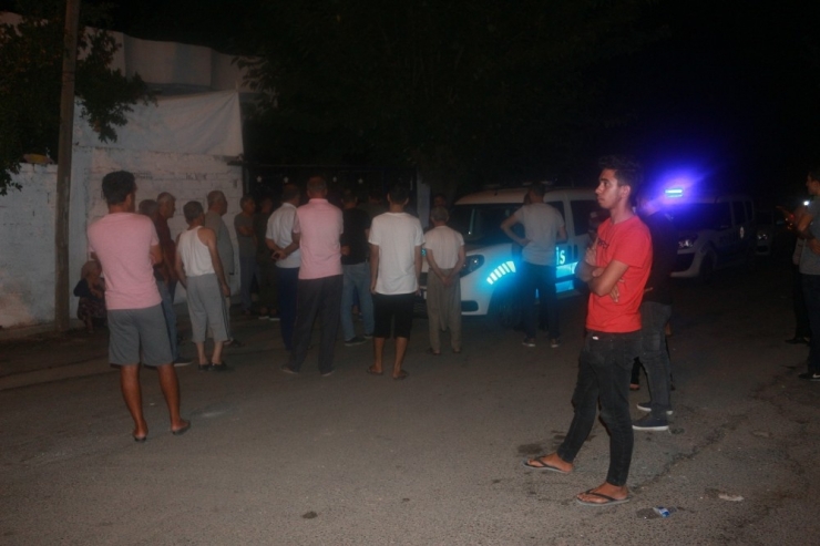 Kız Kardeşini Sokak Ortasında Öldüresiye Dövüp Bıçakladı