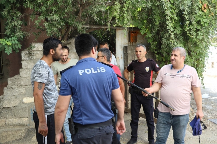 Antalya’da İki Aile Arasındaki Kavgada Silah Ve Kılıçlar Konuştu: 3 Yaralı