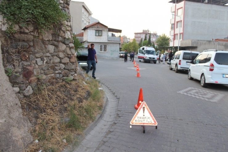 "Dur" İhtarına Uymayan Sürücü Polis Memurunu Yaraladı