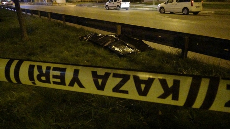 Üst Geçidi Kullanmayan Yayaya Otomobil Çarptı... Çarpma Sonucu 50 Metre Öteye Fırlayan Hayatını Kaybetti