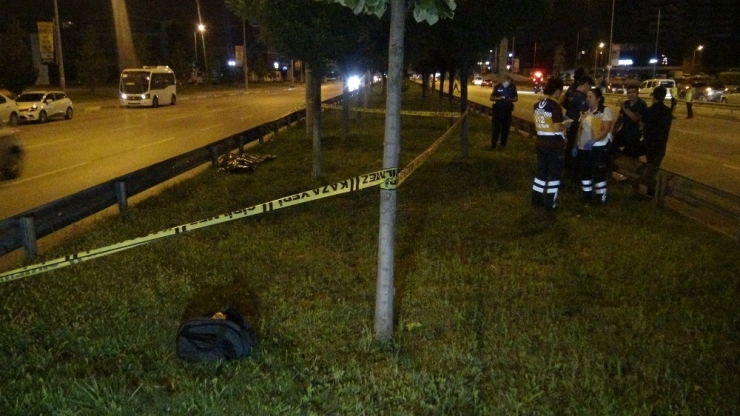 Üst Geçidi Kullanmayan Yayaya Otomobil Çarptı... Çarpma Sonucu 50 Metre Öteye Fırlayan Hayatını Kaybetti