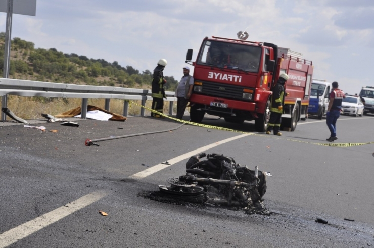 Motosiklet Bariyerlere Çarptı, Sürücü Hayatını Kaybetti