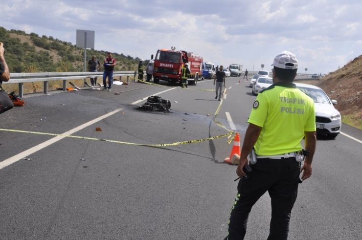 Motosiklet Bariyerlere Çarptı, Sürücü Hayatını Kaybetti