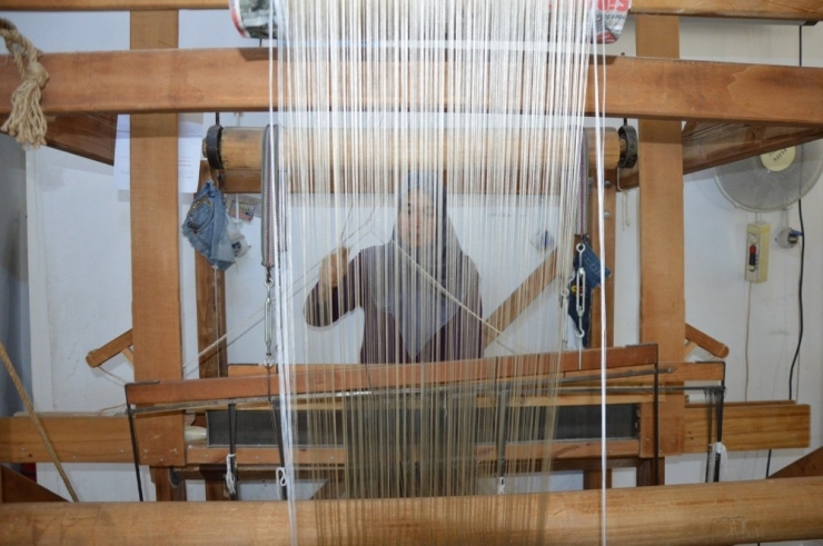 Manisa Bezi 400’den Fazla Kadının Meslek Kapısı Oldu