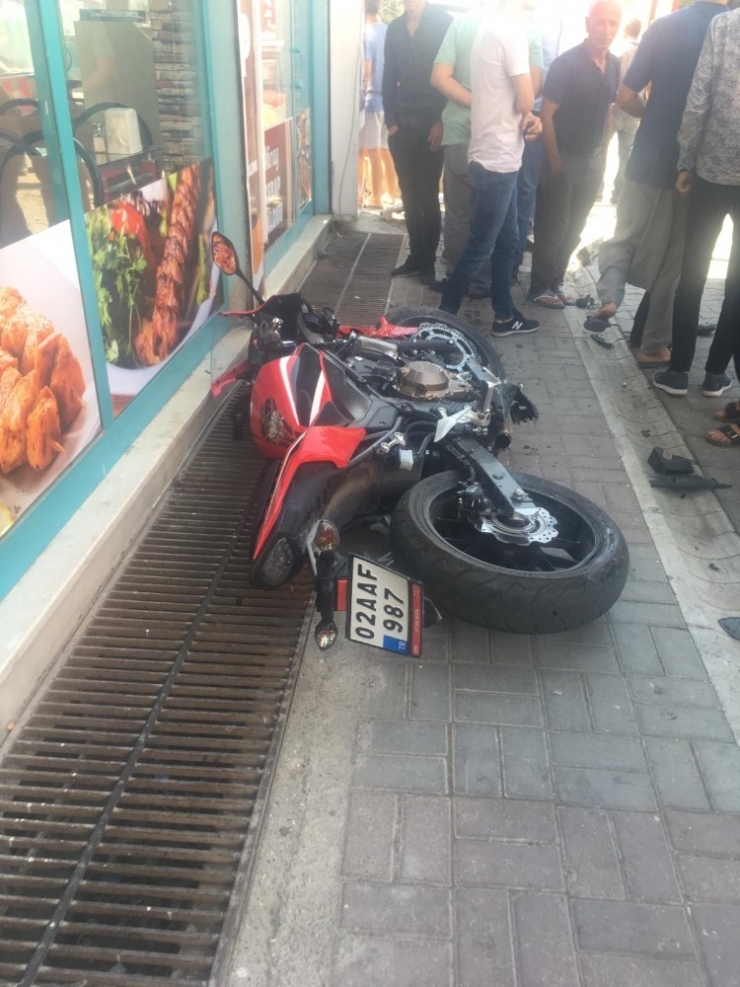 Otomobil İle Motosiklet Çarpıştı: 2 Yaralı