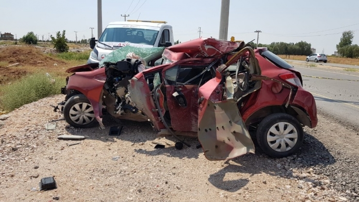 Aksaray’da Direğe Çarpan Otomobil Hurdaya Döndü: 1 Ölü, 1 Yaralı