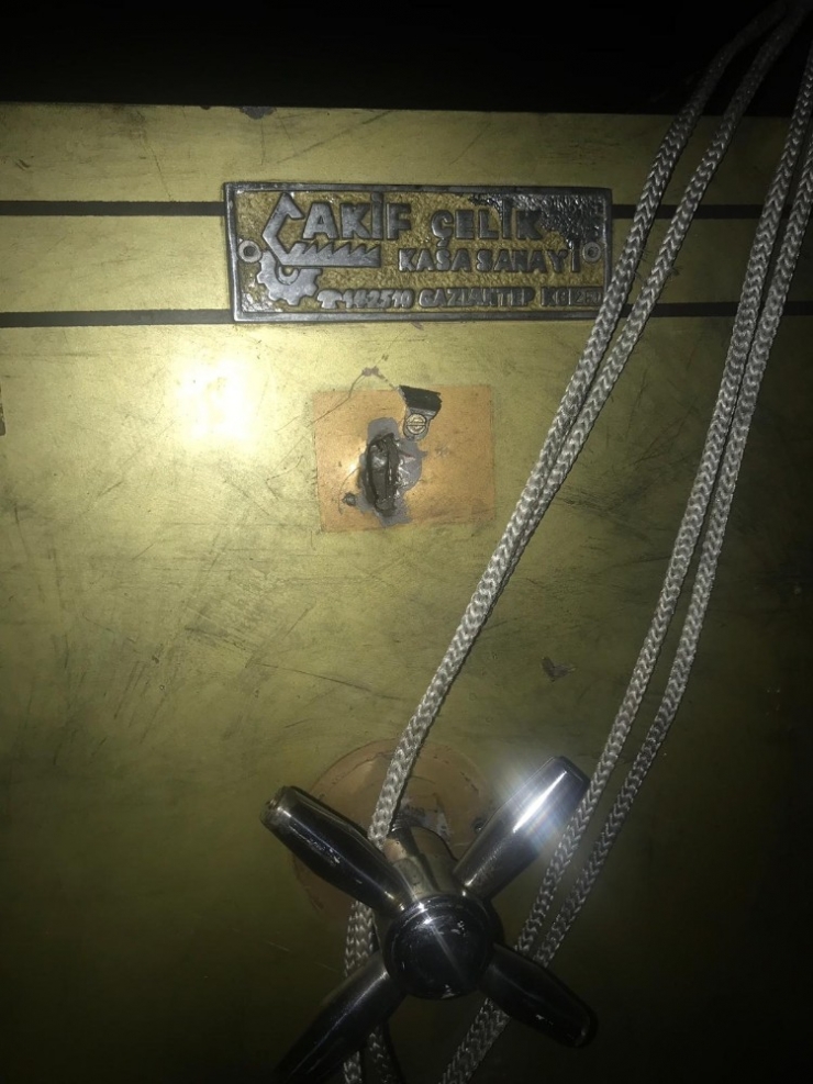 Ankara Polisi Yaşlı Adamı Bağlayıp Evini Soyan Hırsızları Kıskıvrak Yakaladı