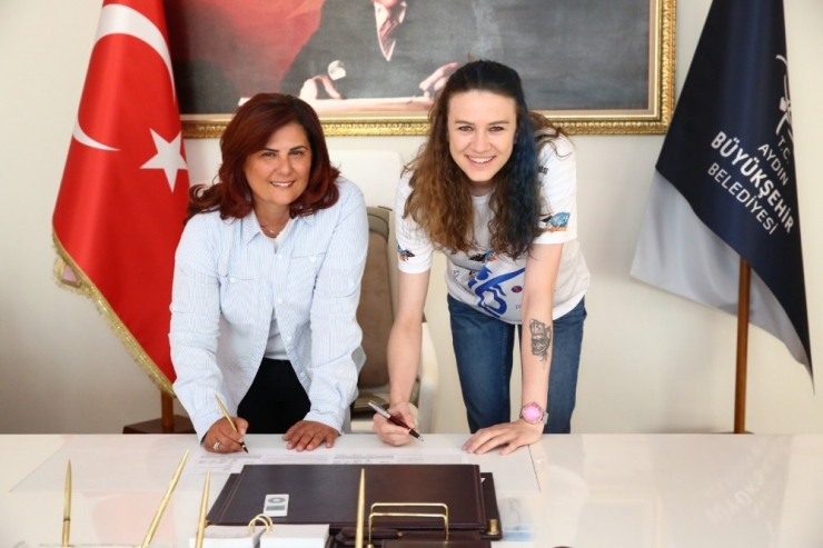 Milli Voleybolcu Meryem Boz, Aydın’ı Gururlandırıyor