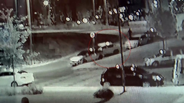 Beylikdüzü’nde Hırsızlık Şebekesinin Araç Hırsızlığı Kamerada