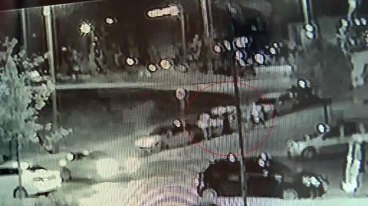 Beylikdüzü’nde Hırsızlık Şebekesinin Araç Hırsızlığı Kamerada