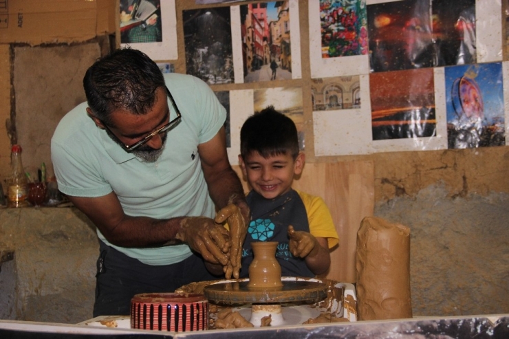 Çocuklar Çamurla Hem Eğleniyor Hem De Öğreniyorlar